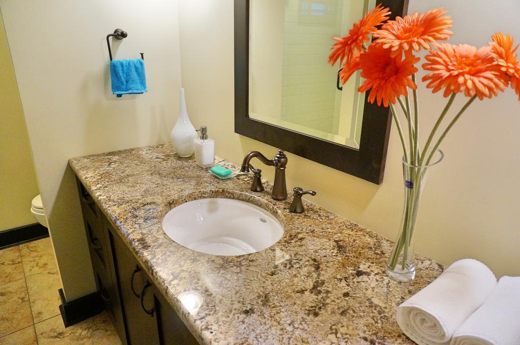 Mission Hill Lake View Villa West Kelowna Exteriör bild
